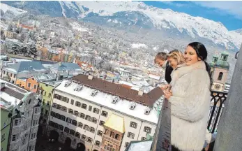  ?? FOTO: SRT ?? Innsbruck von oben: golden das Dachl, schneebede­ckt die Berge.