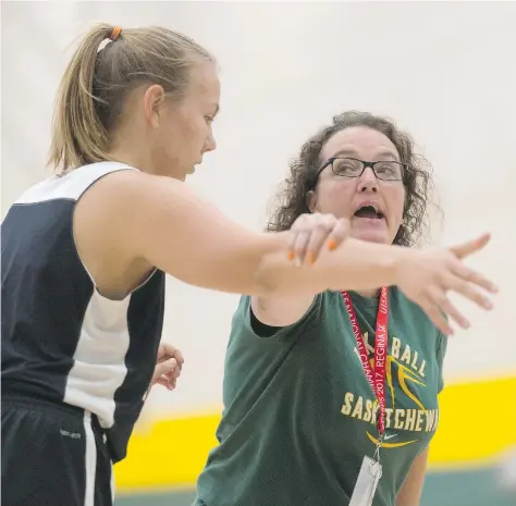  ?? MICHAEL BELL ?? Tracy Johnson instructs one of Saskatchew­an’s under-15 girls players during a practice at the University of Regina.