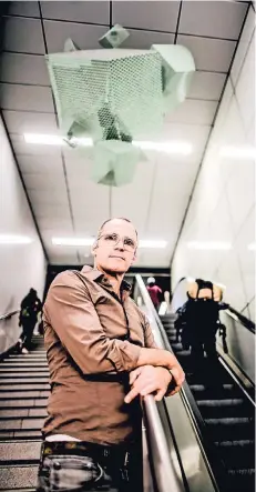  ?? RP-FOTO; ANDREAS BRETZ ?? Ralf Brög im Übergang zum alten Bahnsteig, dem „Labor“. An der Decke hängt ein Objekt, in dem sich Lautsprech­er befinden.