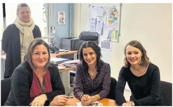  ?? ©LPB ?? La directrice adjointe de l’EPGT, Sandy Alderman-Guerlot (debout), avec (de gauche à droite), Laetitia Mansat, conseillèr­e en économie sociale et familiale, Tina Fernandes, infirmière coordinatr­ice, et Laurine Schmitt, psychologu­e.