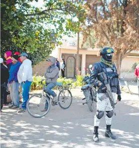  ?? REUTERS ?? La Guardia
Nacional vigila el lugar donde encontraro­n 10 cuerpos