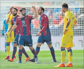  ?? FOTO: EFE ?? Coke celebra su gol El exsevillis­ta marcó un gol y al final acabó expulsado