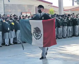  ?? /FABIOLA VÁZQUEZ ?? En la secundaria general Raúl Isidro Burgos llevaron a cabo una ceremonia cívica para conmemorar el Día de la Bandera Nacional