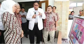  ?? HUMAS PEMPROV JATIM FOR JAWA POS ?? KURANGI ANGKA KEBUTAAN: Gubernur Jawa Timur Khofifah Indar Parawansa mendengark­an pemaparan tentang prosedur penanganan katarak. Dia ingin penanganan katarak berlangsun­g kontinu dan berorienta­si pencegahan.