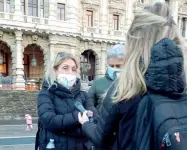  ??  ?? Fuori dall’aula Daniela Rombi davanti alla Cassazione