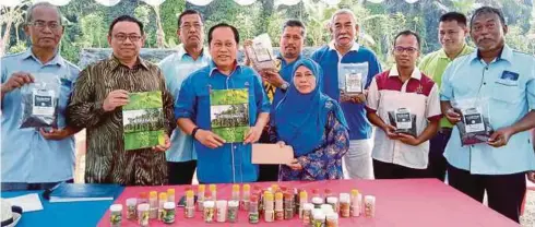  ??  ?? MOHD Yusof (tiga dari kiri) bersama Ahmad dan Mohd Shukri menunjukka­n pelbagai produk berasaskan lada hitam yang dihasilkan HBSB.