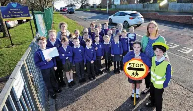  ??  ?? Traffic hazard: Pupils with headteache­r Sarah Hanson outside the school in Worcester