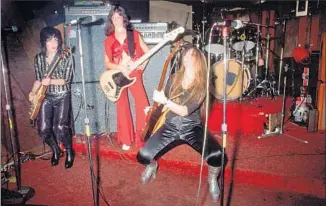  ?? Richard E. Aaron
Redferns ?? THE RUNAWAYS, Joan Jett, left, Jackie Fox, Ford and Sandy West, at New York’s CBGB in 1976.