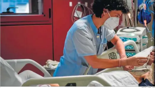  ?? MIGUEL TOÑA / EFE ?? Una sanitaria atendía ayer a un paciente de Covid en el hospital de Basurto de Bilbao.