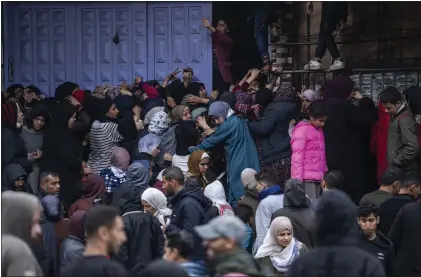  ?? FATIMA SHBAIR - THE ASSOCIATED PRESS ?? Palestinia­n crowds struggle to buy bread from a bakery in Rafah, Gaza Strip, on Sunday. Internatio­nal aid agencies say Gaza is suffering from shortages of food, medicine and other basic supplies.