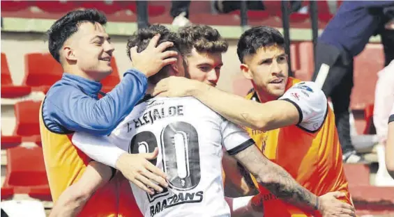  ?? AD MÉRIDA ?? Jugadores del Mérida celebran con Elejalde el gol que acabó dándoles la victoria este pasado domingo ante el Atlético Baleares.