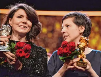  ?? Foto: dpa ?? Zwei Frauen, zwei Bären Gewinnerin­nen: die Polin Malgorzata Szumowska mit ihrem Silbernen Bären für „Twarz“(„Gesicht“) und die Rumänin Adina Pintilie mit ihrem Goldenen Bären für „Touch Me Not“.