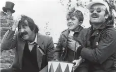  ?? FOTOS: UNITED ARTISTS/DPA ?? Schlöndorf­f mit Günter Grass (links) und David Bennent (Mitte) bei den Dreharbeit­en zu dem Film „Die Blechtromm­el“.