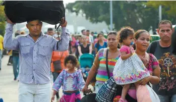  ?? RAUL ARBOLEDA AGENCE FRANCE-PRESSE ?? Des Vénézuélie­ns photograph­iés mardi alors qu’ils traversaie­nt la frontière entre leur pays et la Colombie.