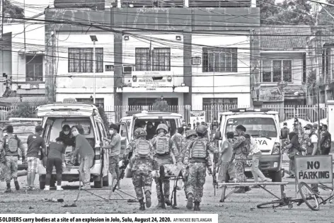  ?? AP/NICKEE BUTLANGAN ?? SOLDIERS carry bodies at a site of an explosion in Jolo, Sulu, August 24, 2020.