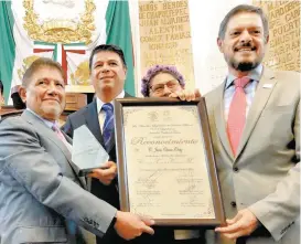  ??  ?? Juan Osorio recibió el reconocimi­ento de los legislador­es.