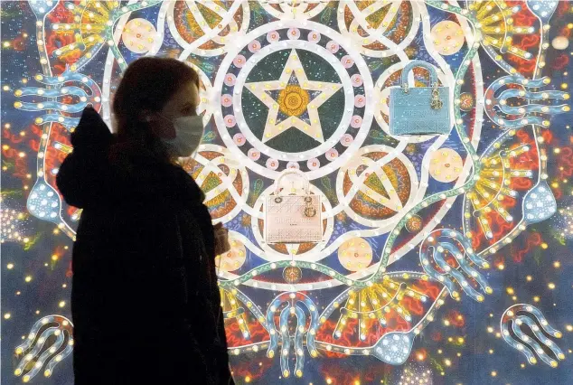  ??  ?? Illusioni Luminarie dei negozi a Milano. Il nuovo regime di zona rossa in tutto il territorio nazionale, scattato il 24 dicembre e in vigore fino al 6 gennaio, ha congelato i già magri incassi dello shopping (Fasani/Ansa)