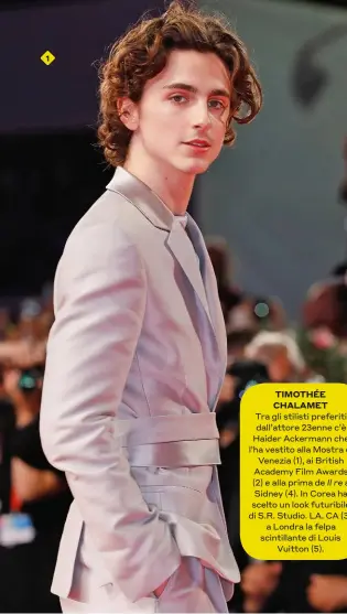  ??  ?? 1
TIMOTHÉE CHALAMET
Tra gli stilisti preferiti dall’attore 23enne c’è Haider Ackermann che l’ha vestito alla Mostra di Venezia (1), ai British Academy Film Awards (2) e alla prima de Il re a Sidney (4). In Corea ha scelto un look futuribile di S.R. Studio. LA. CA (3), a Londra la felpa scintillan­te di Louis Vuitton (5).