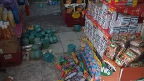  ?? PATRiCiA RECio ?? En la zona sur del país, vecinos reportaron la caída de objetos. Esta foto fue tomada en un supermerca­do de Corredores.