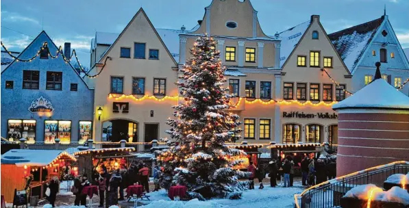  ?? Archivfoto: sisu ?? Auch im Donauwörth­er Ried werden sich traditione­ll wieder Buden an Buden reihen. Dort gibt es wie in ähnlicher Form auch andernorts Glühwein, Bratwurst und weihnachtl­iche Dekoartike­l.