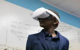  ?? PA Department of Correction­s ?? Journey Allen demonstrat­es the virtual reality program at Amachi Pittsburgh.