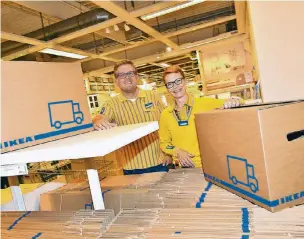  ?? NGZ-FOTO: LBER ?? Der Store Manager Stefan Laufenberg und seine Stellvertr­eterin Sabine Quentin bereiten den Umzug vor.