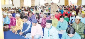  ??  ?? SEBAHAGIAN Aidilfitri. umat Islam sekitar pekan Ranau yang menghadiri solat Sunat Hari Raya