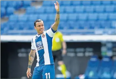  ??  ?? Raúl de Tomás levanta la mano durante uno de sus últimos partidos en el RCDE Stadium.