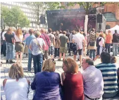  ?? RP-FOTO: UWE-JENS RUHNAU ?? Bei der Jazz Rally saßen viele Menschen an den Baumscheib­en, um den Konzerten zu lauschen.