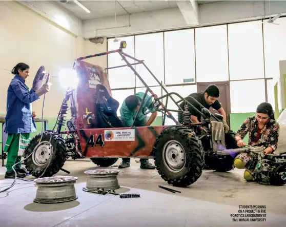  ?? RAJWANT RAWAT ?? STUDENTS WORKING ON A PROJECT IN THE STUDENTS WITH ROBOTICS NITISH LABORATORY­JAIN, DIRECTOR AT OF SPJSGM,BML MUNJAL MUMBAI UNIVERSITY­CAMPUS