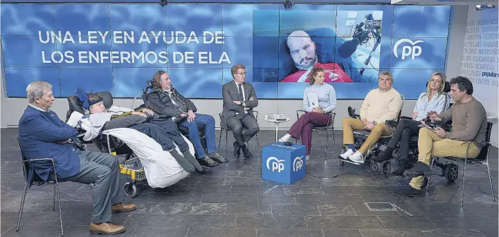  ?? DIEGO PUERTA ?? El presidente del PP, Alberto Núñez Feijóo, y la diputada popular Ester Muñoz, ayer, durante un encuentro con pacientes de ELA