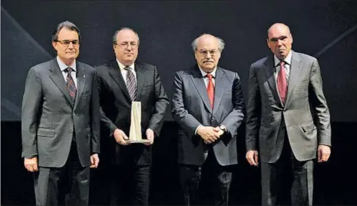  ?? ÀLEX GARCIA ?? Artur Mas, José Antich con el premio, el conseller Andreu Mas-Colell, y Antoni Esteve, presidente de la FCRi