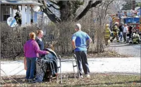  ?? TOM KELLY III — FOR DIGITAL FIRSTMEDIA ?? Neighbors comfort a woman who was rescued from her burning home by a neighbor, Wayne Benfield, standing in center of picture. Benfield rushed through flames and carried the woman to safety.