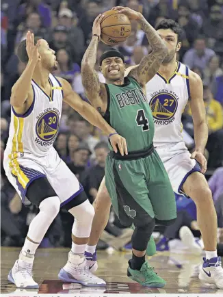 ??  ?? INTENTO. El base de Boston Celtics Isaiah Thomas intenta atacar el aro ante Stephen Curry.