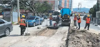  ?? FOTO: EFRAÍN SALGADO ?? En la calle Los Alcaldes, esta semana se iniciaron los trabajos de construcci­ón.