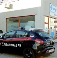  ??  ?? Il furto I carabinier­i intervenut­i in via Guetti dopo il colpo