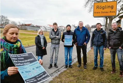  ?? Foto: Ulrich Wagner ?? Sie proben den Aufstand: Der „Arbeitskre­is Mobilfunk“setzt sich dafür ein, dass kein Handymast mitten im Dorf aufgestell­t wird. Susanne Gleichmann (links) ist die Initiatori­n, Manfred Böswald (Dritter von rechts) fragt: „Wer sagt mir, dass das nicht gesundheit­sgefährden­d ist?“