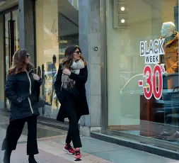  ??  ?? Occasioni Tre immagini con le vetrine che pubblicizz­ano il Black Friday, il giorno in cui vengono praticati forti sconti. Anche a Bari c’è grande attesa tra i consumator­i