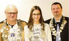  ?? Foto: Schmid ?? Neue Schützenkö­nige bei der Schützenfa­milie in Au (im Bild): Hans Kreiser, Jung schützenkö­nigin Emma Fleischer und Hartmut Geiger.