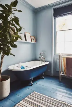  ??  ?? BATHROOM
Left A classic rolltop bath from Aston Matthews has been teamed with a bespoke towel rail, made by Pluck to Justin’s design. The striped rug is from Ikea