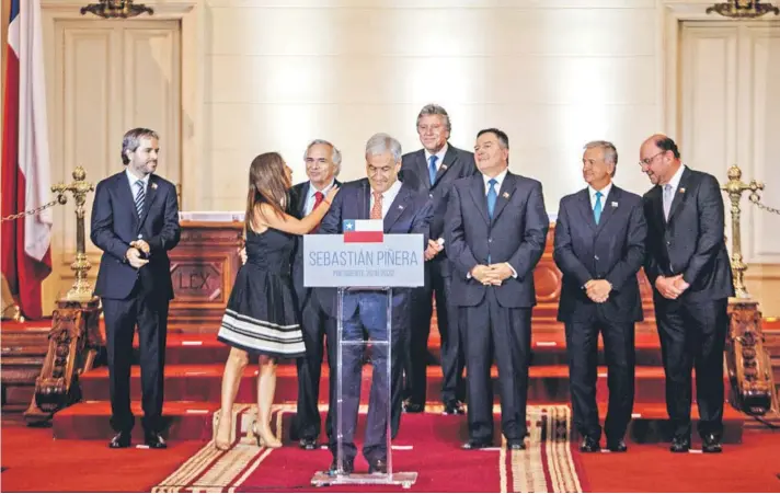  ??  ?? ► El presidente electo, Sebastián Piñera, ayer en el Salón de Honor del ex Congreso en Santiago junto a algunos de sus futuros ministros.