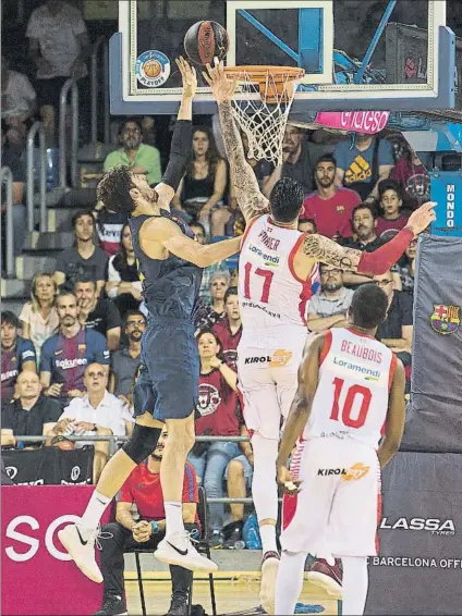  ?? FOTO: PERE PUNTÍ ?? Ante Tomic, pívot del Barça Lassa, lanzando a canasta ante Vincent Poirier, del Kirolbet Baskonia, en el encuentro de ayer