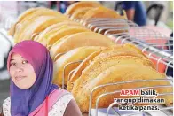  ??  ?? APAM balik, rangup dimakan ketika panas.