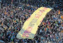  ?? Lluis Gene AFP/Getty Images ?? AT A RALLY in Barcelona, a banner offers a welcome to the Catalan republic.