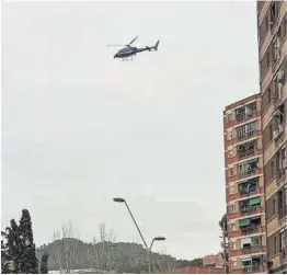  ?? Ajuntament de Sant Feliu de Llobregat ?? Un helicòpter dels Mossos sobrevola Sant Feliu de Llobregat, ahir.