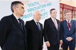  ??  ?? Carlos Costa e Mario Draghi com os anfitriões da Universida­de de Lisboa e do ISEG.