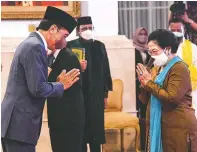  ?? LUKAS/SETPRES ?? AMBIL SUMPAH: Presiden Joko Widodo bersama Megawati Soekarnopu­tri saat pelantikan Dewan Pengarah Badan Riset dan Inovasi Nasional (BRIN) di Istana Negara kemarin (13/10).