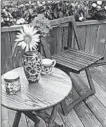  ?? WARREN SKALSKI/FOR THE CHICAGO TRIBUNE ?? Tuck in a small table and chairs to fit a tiny deck.