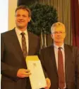  ?? Foto: Peter Bauer ?? Christian Kreye (links) wurde von Amtschef Hubert Bittlmayer offiziell zum Nachfolger von Präsident Johann Huber ernannt.