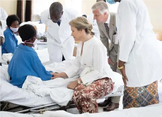  ?? FOTO BELGA ?? Koningin Mathilde ontfermt zich samen met dokter Denis Mukwege over een slachtoffe­r van seksueel geweld in Oost-Congo.